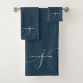 Elegante Navy Blue Script Monogram Typografie Bad Handdoek (Insitu)