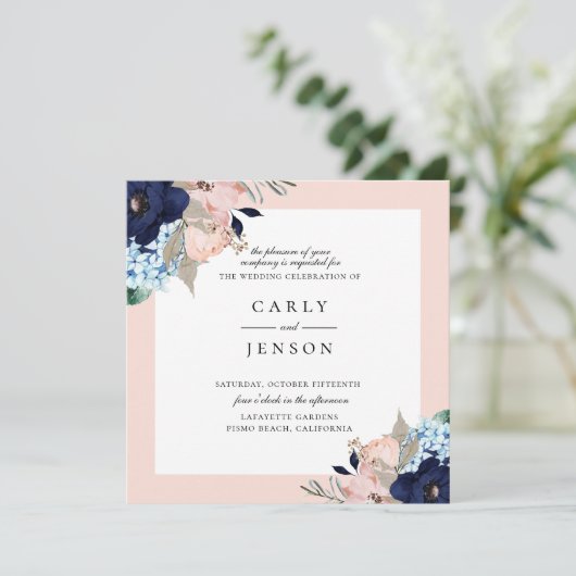 Elegante Navy + Blush Bloemen Huwelijksuitnodiging Kaart (Staand voorkant)
