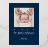 Elegante Navy en Gold Foil Bow Geboorteaankondigin Folie Uitnodiging (Achterkant)