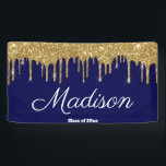 Elegante Navy Goud Afsluitingsfeest Jaarboek 2025 Spandoek<br><div class="desc">marineblauwe en gouden afstudeerfeest, aangepaste naam klas van 2025, gepersonaliseerde afgestudeerde naam middelbare school, moderne elegante eenvoudige universitaire afgestudeerde, marineblauw en wit schrift dochter, dochter viering druppel glitter trendy, middelbare school of universiteit gefeliciteerd, master doctoraat arts verpleegster, afstudeerfeest foto prop banner, tafelbanner voor afstudeerfeest, gepersonaliseerde afgestudeerde naam middelbare school, moderne...</div>