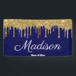 Elegante Navy Goud Afsluitingsfeest Klas van 2025 Spandoek<br><div class="desc">marineblauwe en gouden afstudeerfeest, aangepaste naam klas van 2025, gepersonaliseerde afgestudeerde naam middelbare school, moderne elegante eenvoudige universitaire afgestudeerde, marineblauw en wit schrift dochter, dochter viering druppel glitters trendy, middelbare school of universiteit gefeliciteerd, master doctoraat arts verpleegster, afstudeerfeest foto prop banner, tafelbanner voor afstudeerfeest, gepersonaliseerde afgestudeerde naam middelbare school, moderne...</div>