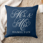 Elegante Navy Mr en Mrs Huwelijksscript Kussen<br><div class="desc">Een elegante marineblauwe kussensloop met Mr. en Mrs. in vloeiende witte kalligrafie en een aanpasbare familienaam. Het klassieke wit-op-marineblauw ontwerp levert een gesofisticeerd huwelijkscadeau of tijdloos accent voor pasgetrouwden. Alle tekst is volledig bewerkbaar om te personaliseren met de naam van het paar.</div>