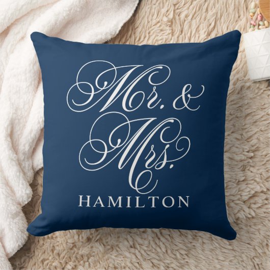 Elegante Navy Mr en Mrs Huwelijksscript Kussen (Deken)