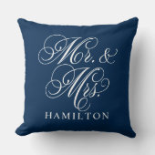 Elegante Navy Mr en Mrs Huwelijksscript Kussen (Voorkant)
