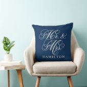 Elegante Navy Mr en Mrs Script Aangepast Monogram Kussen (Stoel)