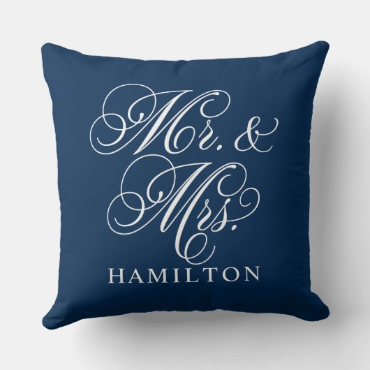 Elegante Navy Mr en Mrs Script Aangepast Monogram Kussen (Achterkant)