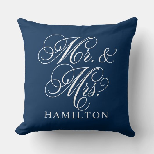 Elegante Navy Mr en Mrs Script Aangepast Monogram Kussen (Voorkant)