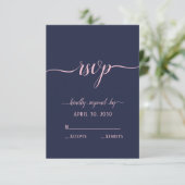 Elegante Navy Roze Script Minimaal Huwelijk RSVP Kaartje (Staand voorkant)