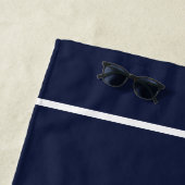 Elegante navy wit moderne naam met monogram strandlaken (In situ)