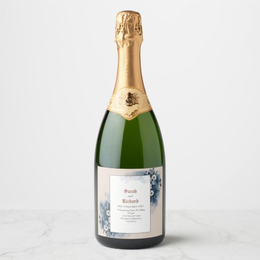 Elegante Navyblauwe Bloemachtige Bruiloft Sparkling Wijnetiket (Voorkant)