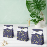Elegante navyblauwe gouden polka stippen favor doo bedankdoosjes<br><div class="desc">Verwen uw gasten met deze navyblauwe favor doos met elegante gouden polka stippen. Perfect voor trouwfeesten,  verjaardagsfeesten,  babyshows,  diploma-uitreikingen en feestelijke bijeenkomsten,  deze stijlvolle doos is ideaal voor snoepjes,  snuisterijen of kleine aandenken. Een chic afwerkdetail dat past bij uw navyblauwe en gouden feestthema.</div>