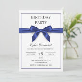 Elegante navyblauwe strik verjaardagsuitnodiging kaart (Staand voorkant)