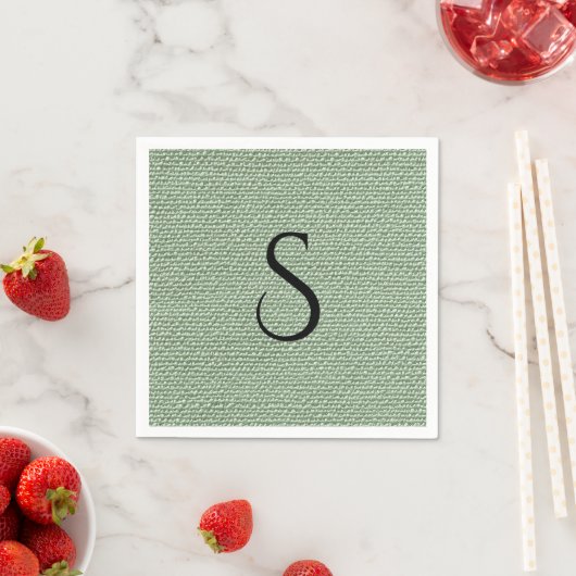 Elegante nep-linnen saliegroene monogram servet (Insitu)