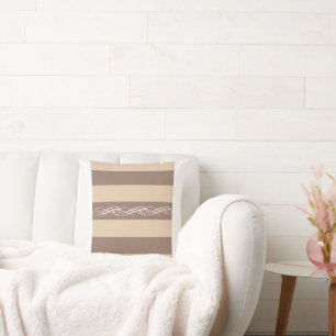 Elegante neutrale woonkamerdecoratie met gezellige kussen