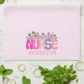 Elegante "Nurse" Typografie met Levendige Bloemen Theedoek (Gevouwen)