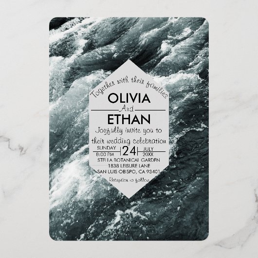 Elegante oceaan zwart en wit golven bruiloft folie uitnodiging (Voorkant)