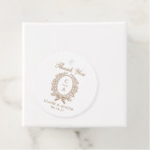 Elegante Olijfblad Crest Gouden Trouw Monogram Bedankjes Labels (In situ)