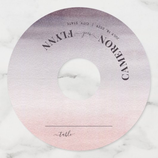 Elegante Ombre Pruim Waterverf Bruiloft Plaatskaar Wijnglaslabel (Voorkant)