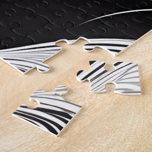 Elegante omhelzing: zwart & wit liefdesverhaal legpuzzel (Zijkant)