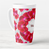 Elegante opstelling van rode orchideeën latte mok (Linkerhoek)