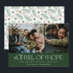 Elegante opwinding van hoop Twee foto Kerstmis Feestdagenkaart<br><div class="desc">Deze prachtige kerstkaart met twee foto's bevat een zin uit het lied "Oh Holy Night" - "Een golf van hoop; de vermoeide wereld verheugt zich." Wat een geweldige herinnering dat Christus onze hoop is, en dat we ons kunnen verheugen als we Zijn geboorte vieren. De achterkant bevat een watercolorpatroon van...</div>