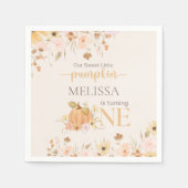 Elegante Oranje Bloemen Onze Kleine Pompoen Verjaa Servet (Voorkant)