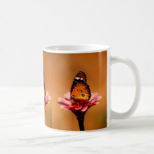 Elegante Oranje vlinder op roze bloem Koffiemok