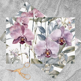 Elegante orchideeën bloeien in zacht roze en laven tissuepapier