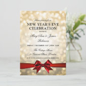 Elegante oudejaarsavond gouden bokeh verlicht rode kaart (Staand voorkant)