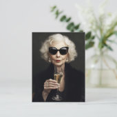 Elegante oudere vrouw met champagne briefkaart (Staand voorkant)