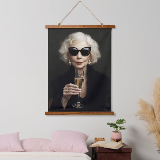 Elegante oudere vrouw met champagne hangend wandkleed (Slaapkamer)