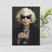 Elegante oudere vrouw met champagne kaart (Staand voorkant)