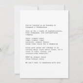 Elegante oudere vrouw met champagne kaart (Achterkant)