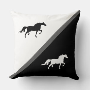 Elegante paarden op zwart grijs en wit kussen