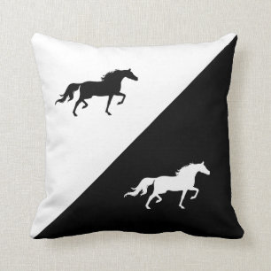 Elegante paarden silhouetten op zwart en wit kussen