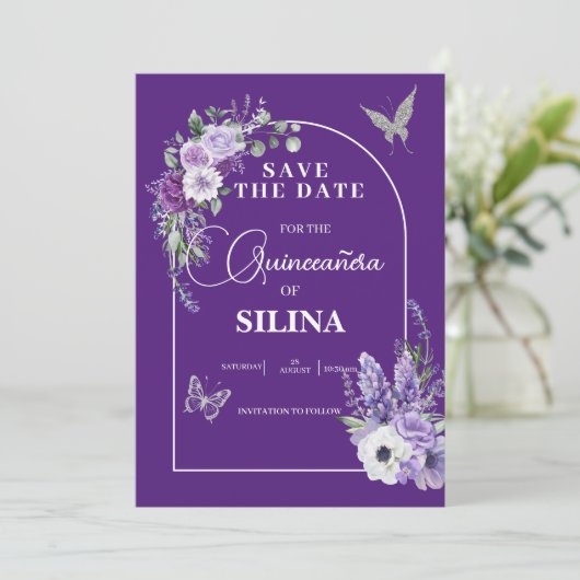 Elegante Paarse Bloemboog Lavendel Quinceañera Save The Date (Staand voorkant)