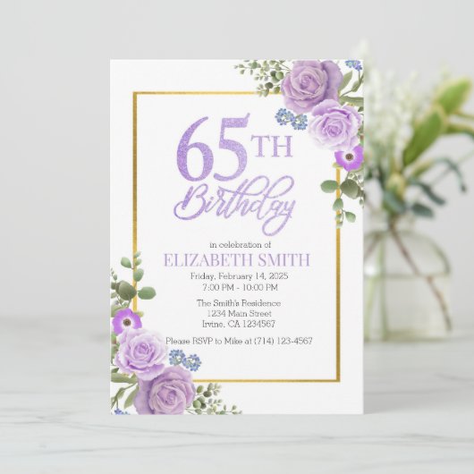 Elegante Paarse Bloemen 65ste Verjaardag Uitnodigi Kaart (Staand voorkant)
