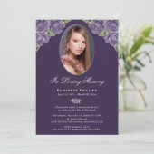 Elegante Paarse Bloemen Foto Memorial Service Kaart (Staand voorkant)