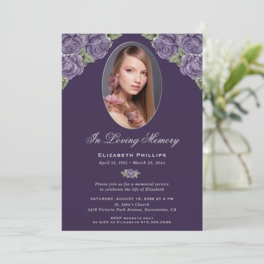 Elegante Paarse Bloemen Foto Memorial Service Kaart (Staand voorkant)