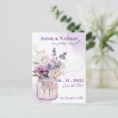 Elegante paarse bloemen in Mason Jar Bloemen bruil Aankondigingskaart (Staand voorkant)
