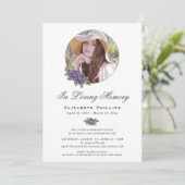 Elegante Paarse Bloemen Memorial Service Foto Kaart (Staand voorkant)