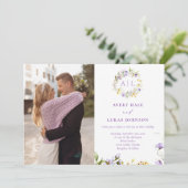 Elegante Paarse Bloemen Monogram Foto Bruiloft Kaart (Staand voorkant)