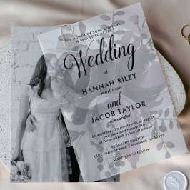 Elegante Paarse bloemenkalligrafie bruiloft Vellum Uitnodigingen