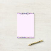 Elegante paarse bloemrand gepersonaliseerd post-it® notes (Op bureau)