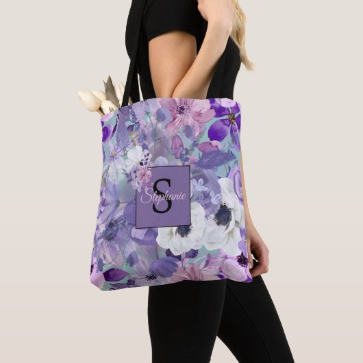 Elegante Paarse en violette wilde bloemen en monog Tote Bag (Dichtbij)