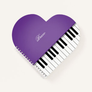 Elegante paarse grand piano muziek toetsenbord aan notitieboek
