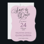 Elegante Paarse kalligrafie en foto Save The Date<br><div class="desc">Elegant Save the Date hand geletterd in prachtige kalligrafie met je foto op de achterkant. De sjabloon staat voor u klaar om een van uw favoriete afbeeldingen toe te voegen, de gelegenheid, datum en naam. Dit eenvoudige en moderne ontwerp komt overeen met onze paarse waterverf bloemenuitnodigingen en mailingbenodigdheden. Blader door...</div>