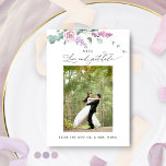 Elegante Paarse, Mauve Pastel Bloemen Trouwfoto Bedankkaart<br><div class="desc">Stuur je bedankje met deze prachtige "Met Liefde en Dankbaarheid" foto bedankkaart. Ontwerp met delicate waterverf Paarse, mauve en lila bloemendetails en prachtige handgeschreven kalligrafielementen. Sjabloon met twee fotoplaatsaanduidingen, vervang de sjabloon door uw afbeelding en Zazzle voegt uw afbeeldingen automatisch toe in de juiste maat en spot! Optie om een...</div>