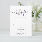 Elegante paarse moderne bruiloft in script RSVP kaartje (Staand voorkant)