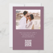 Elegante Paarse Monogram QR RSVP Fotobruiloft Kaart (Achterkant)